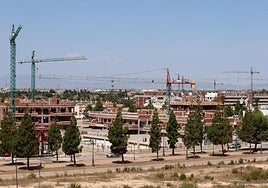 Edificios de viviendas en construcción en el municipio de Los Alcázares, ayer.