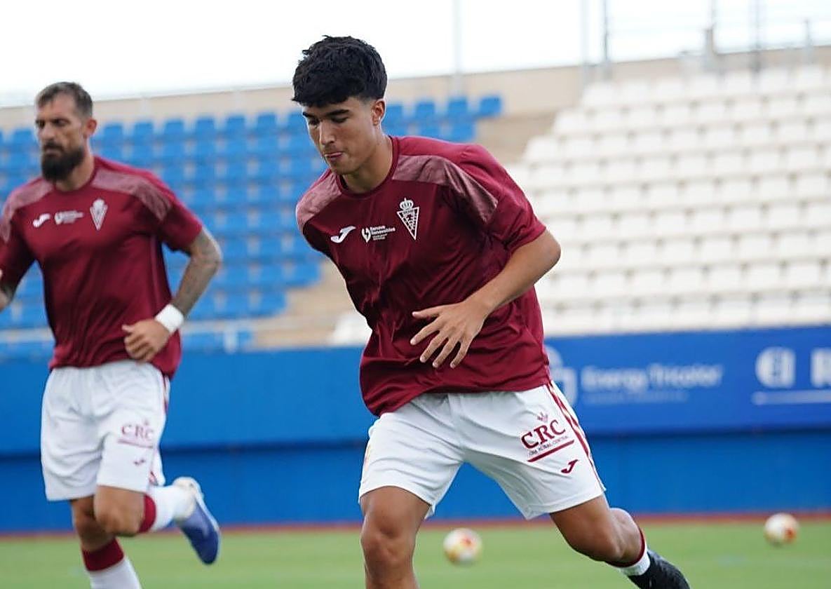 Álvaro Aquino, jugador juvenil del Real Murcia, calienta antes del partido amistoso ante el Lorca Deportiva el pasado miércoles.