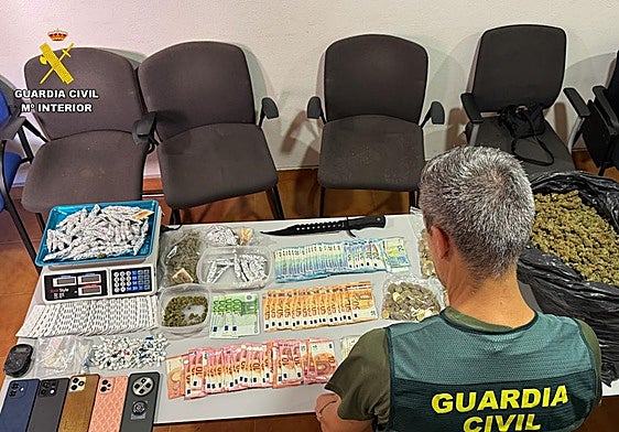 El material del punto de venta incautado por la Guardia Civil.