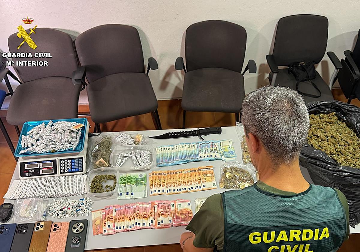 El material del punto de venta incautado por la Guardia Civil.
