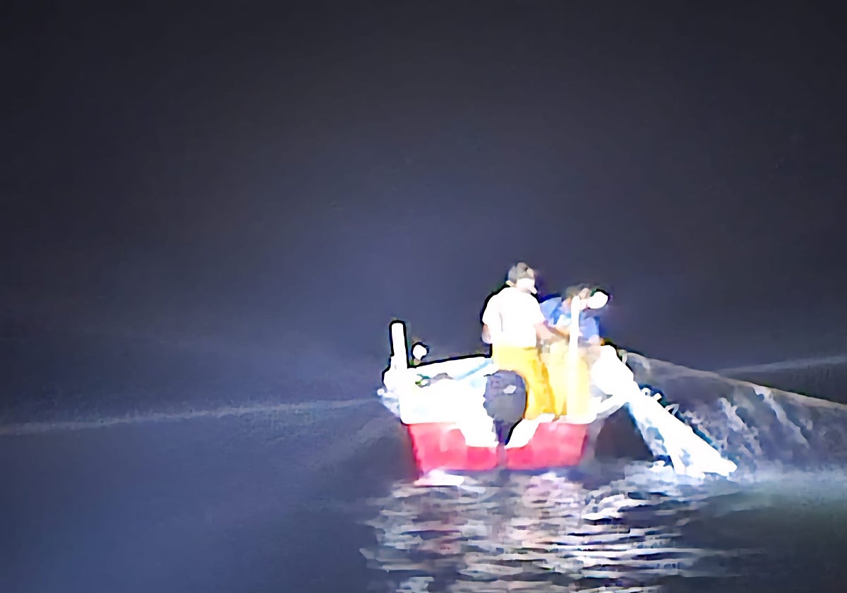 Embarcación sospechosa de pesca ilegal detectada en el Mar Menor.