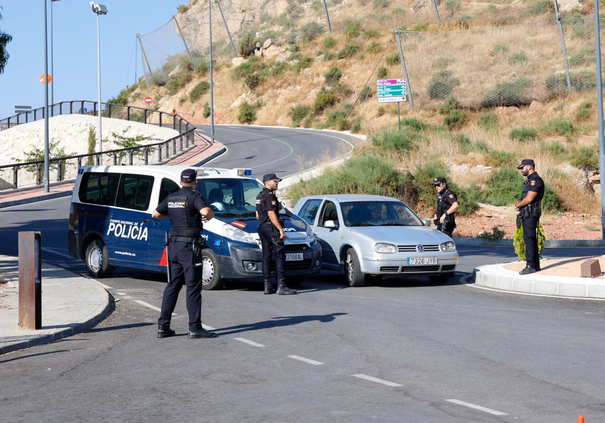 Despliegue de la Policía Nacional este viernes en los barrios altos de Lorca.
