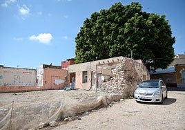 Viviendas en ruinas frente al casino de San Antón.