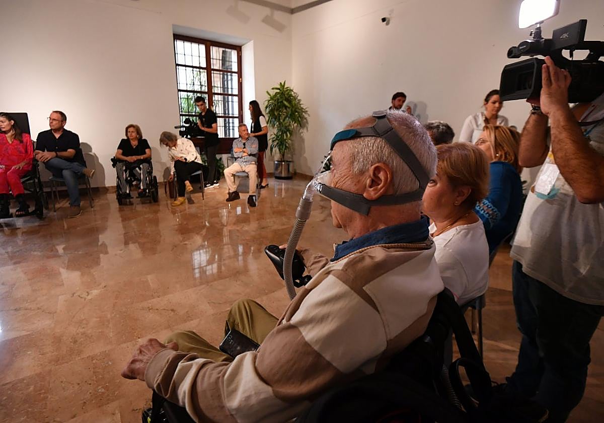 Pacientes de ELA durante una reunión en San Esteban, en 2024.