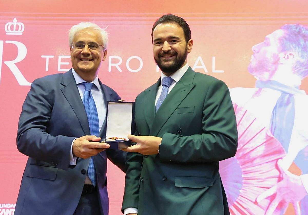 El alcalde Joaquín Zapata (d) entregó el metal al director del Teatro Real, Ignacio García-Belenguer.