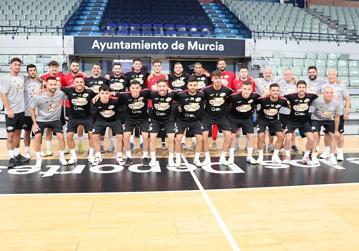 La plantilla y el cuerpo técnico de ElPozo Murcia 2025-26 posa en la pista del Palacio de los Deportes.