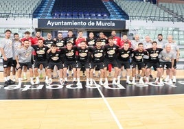 La plantilla y el cuerpo técnico de ElPozo Murcia 2025-26 posa en la pista del Palacio de los Deportes.