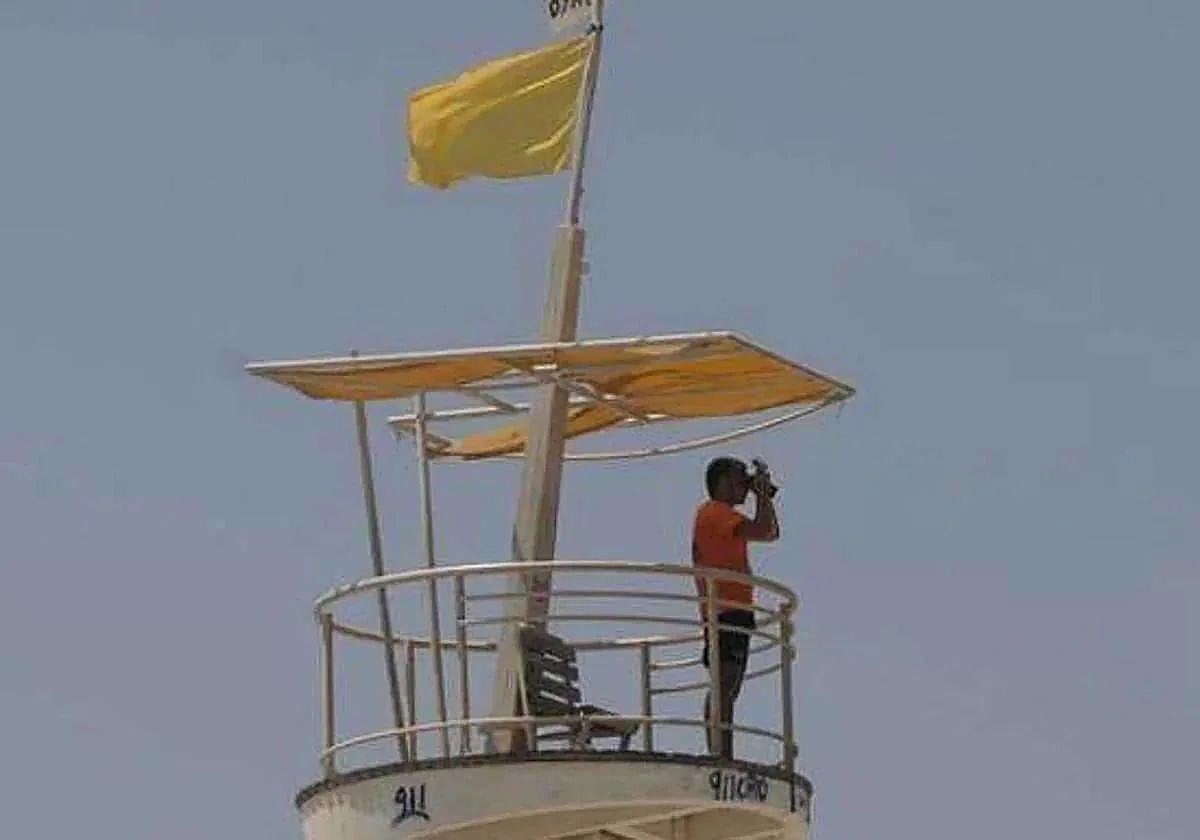 Bandera amarilla en una playa de la Región de Murcia, en una imagen de archivo.
