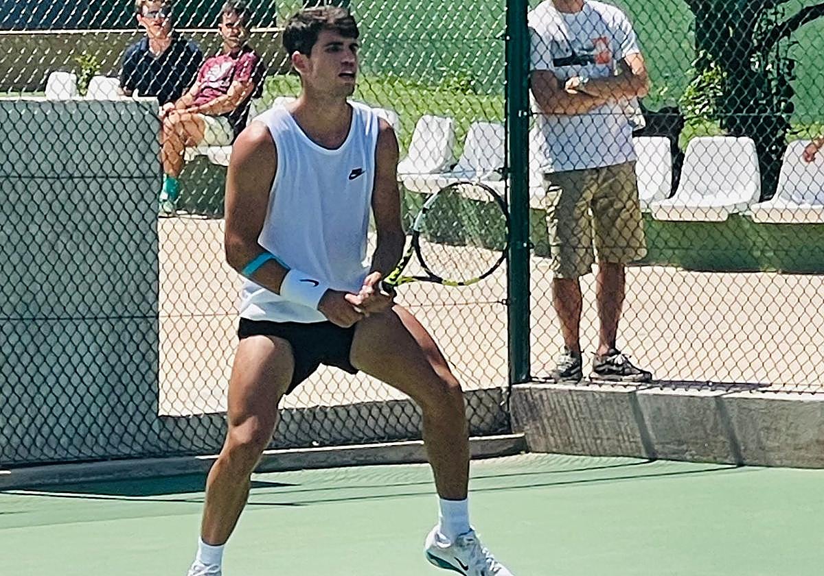 Carlos Alcaraz, este sábado, durante su último entrenamiento en el club de campo de El Palmar.