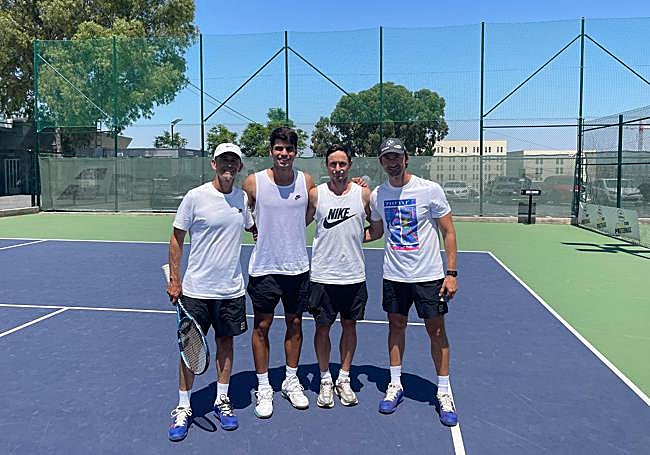 Carlos Alcaraz, junto a sus entrenadores Juan Carlos Ferrero y Samuel López, y su fisio Juanjo Moreno.