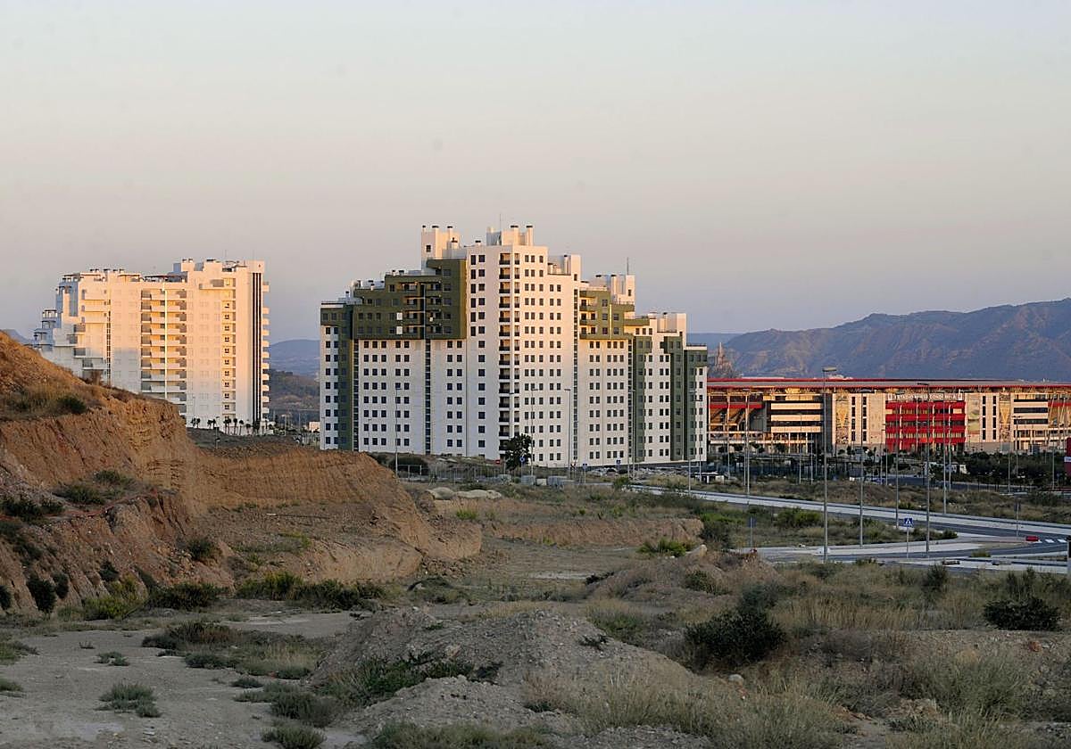 Los dos grandes bloques de edificios frente al estadio Enrique Roca de Murcia, en una imagen de archivo.