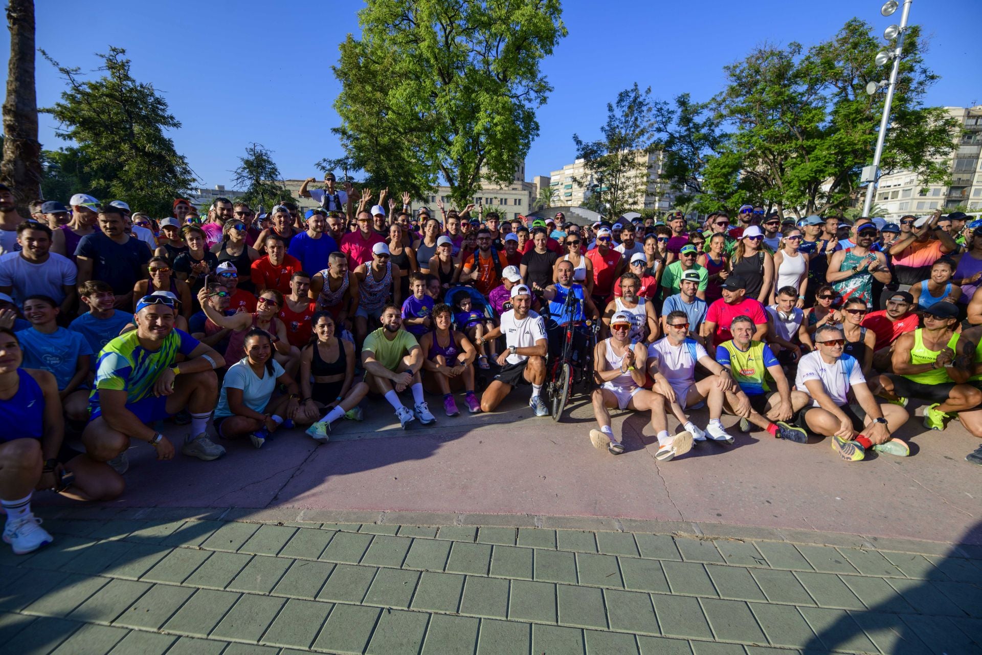 Pitufollow, en el centro arrodillado, junto a centenares de 'runners', este sábado en la plaza de la Cruz Roja de Murcia.