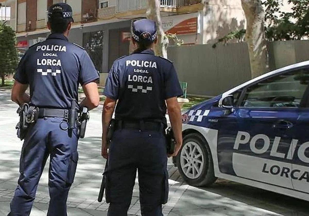 Dos agentes de la Policía Local de Lorca, en una imagen de archivo.
