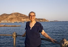 La artista plástica Virginia Bernal posa junto al mar en Cartagena.