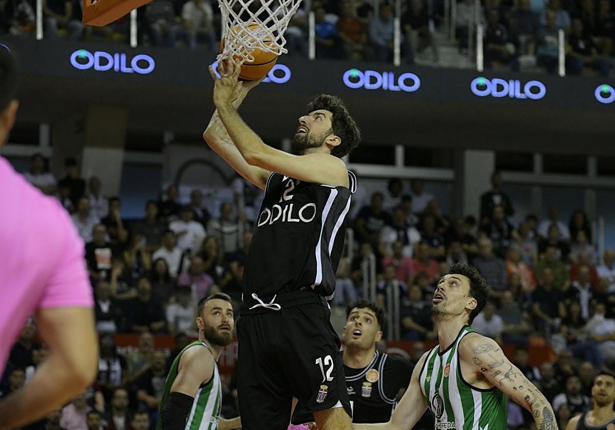 Adrián Domenech, renovado, en el 'playoff' ante el Betis.