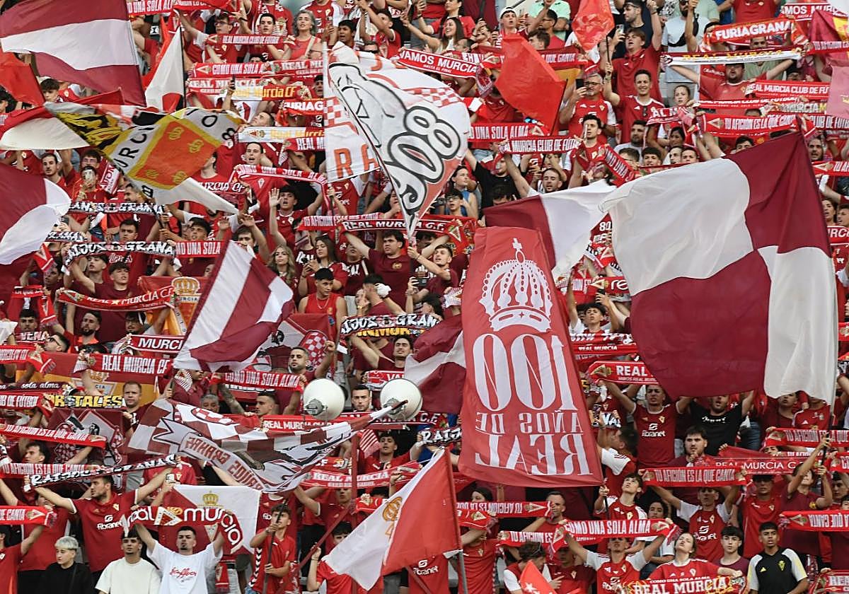 Ambiente en el estadio Enrique Roca en el partido entre el Real Murcia y el Nàstic de Tarragona disputado en el último 'playoff' a Segunda División.