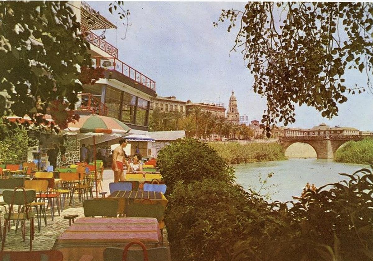 Murcia. Panorámica de la terraza y fachada hacia el río Segura de la Sociedad Cultural y Deportiva Club Remo (c. 1962).