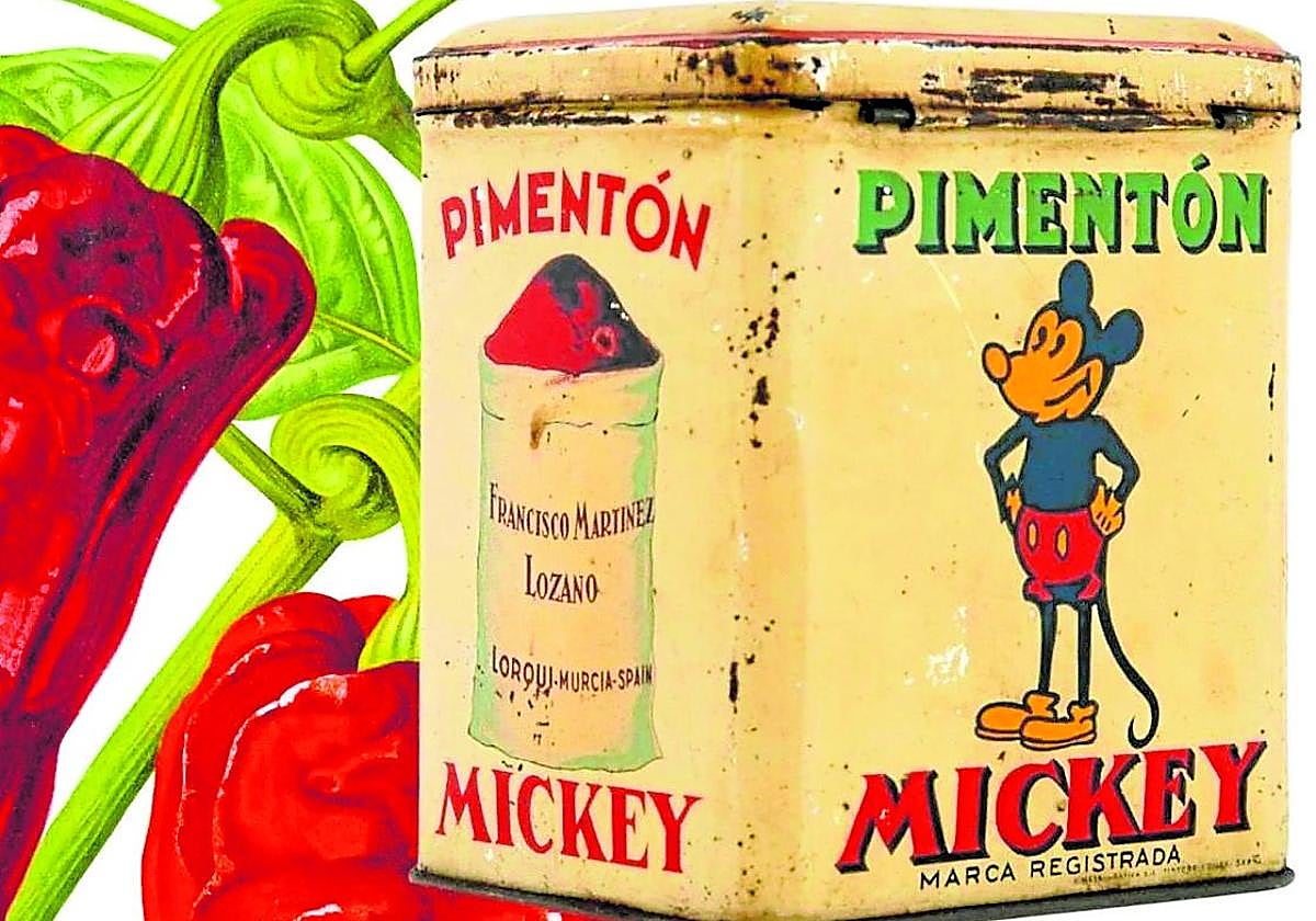 Una lata del histórico pimentón 'Mickey' en una ilustración publicada por el diario 'El Comercio' y que contiene los célebres pimientos murcianos que fueron afamados en todo el mundo.