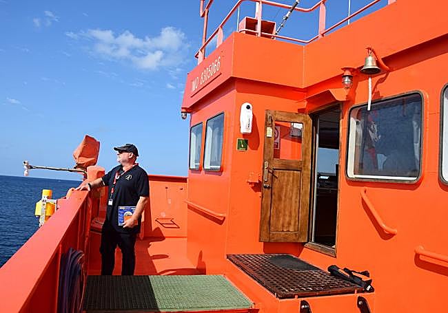 El jefe de Salvamento Marítimo de Cartagena, Sergio Rodríguez Carbonell en cubierta del Punta Mayor.