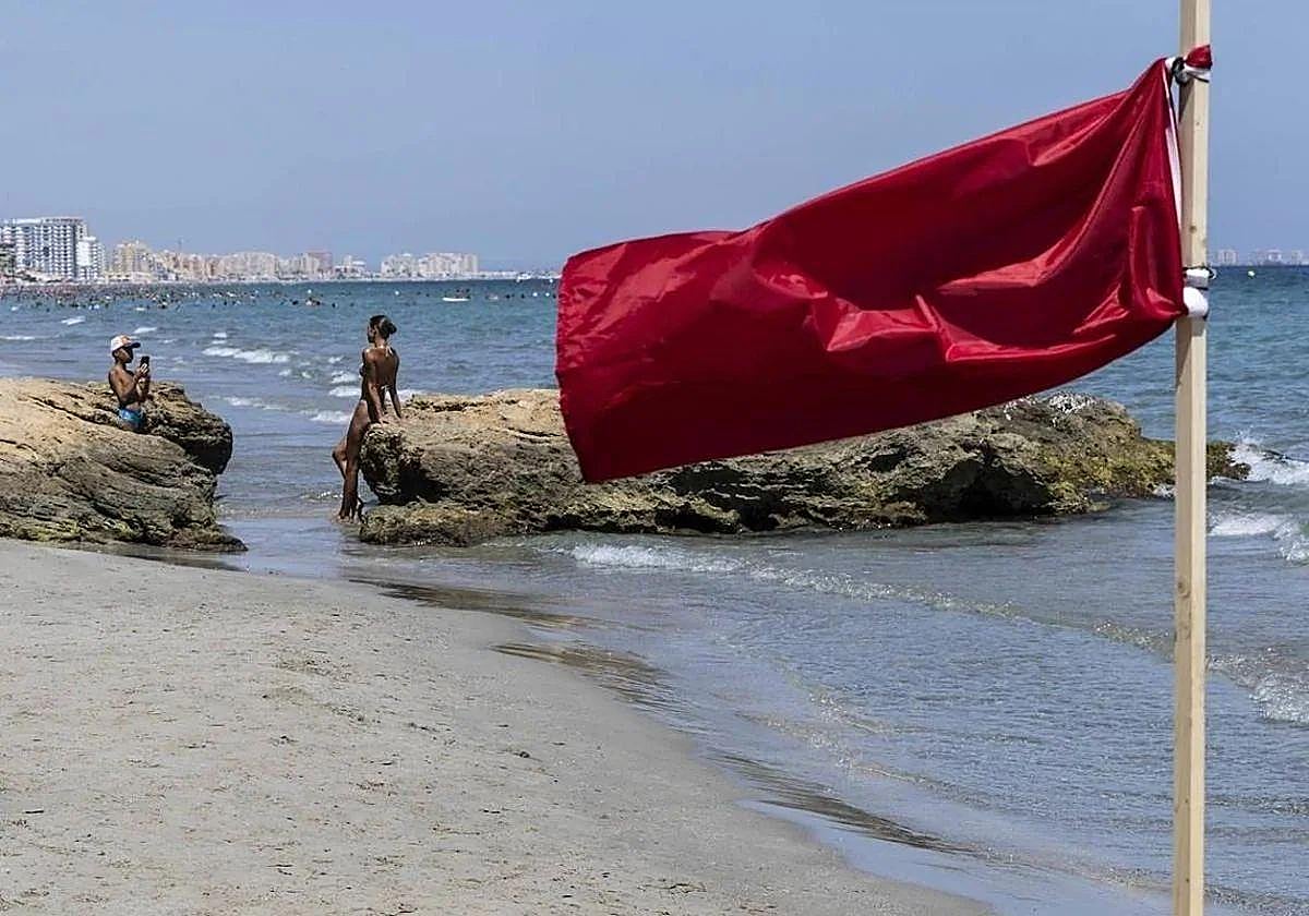 Una bandera roja en una playa de la Región, en una imagen de archivo.