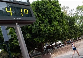 Imagen de archivo de un termómetro marcando 41 grados en Murcia.