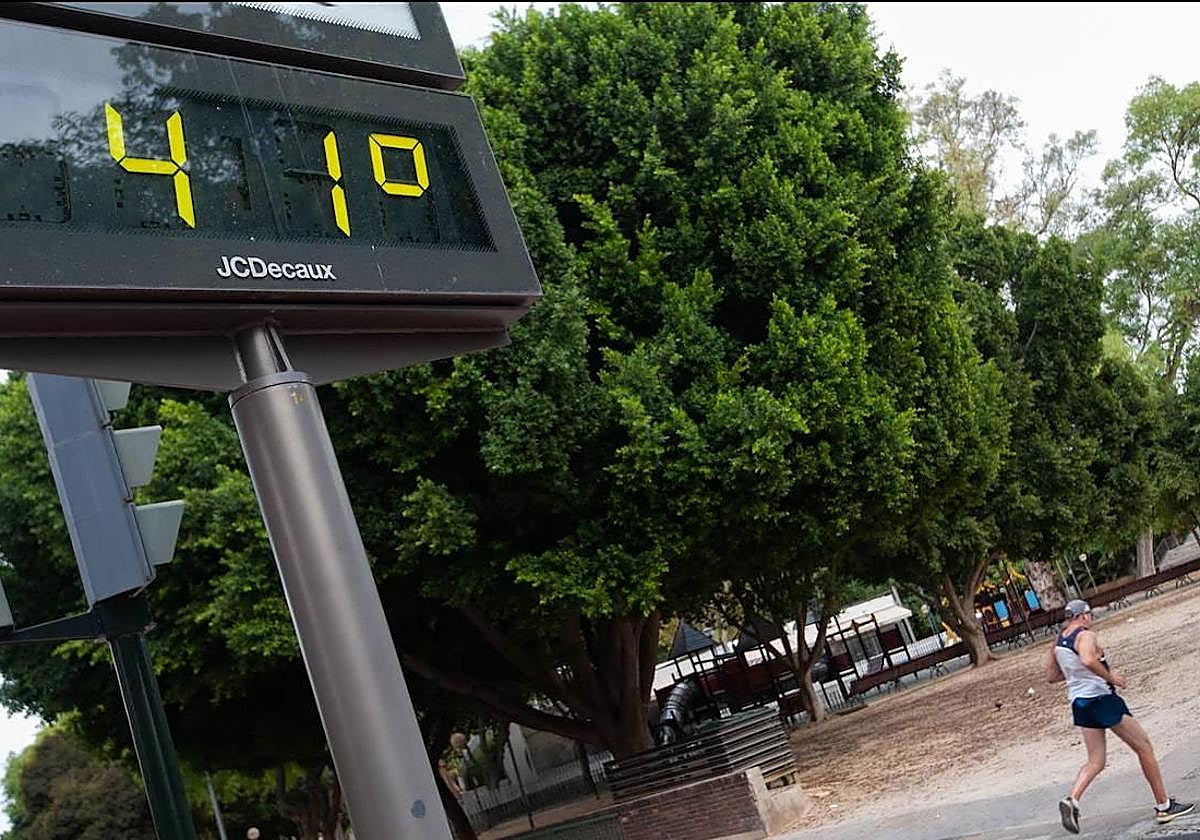 Imagen de archivo de un termómetro marcando 41 grados en Murcia.