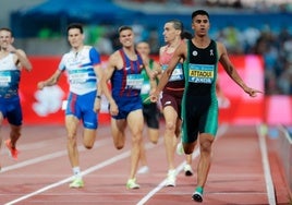 Mariano García, de granate por detrás de Attaoui, cruza la meta segundo en la final de los 800 metros del Nacional.