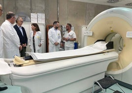 El consejero de Salud, Juan José Pedreño, en una visita al Servicio de Medicina Nuclear del hospital Virgen de la Arrixaca.