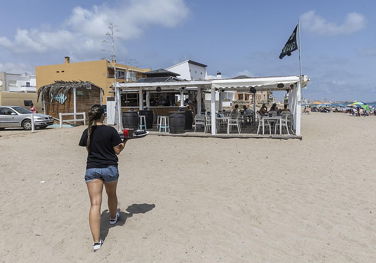 Una trabajadora de un chiringuito de Cabo de Palos, este verano.