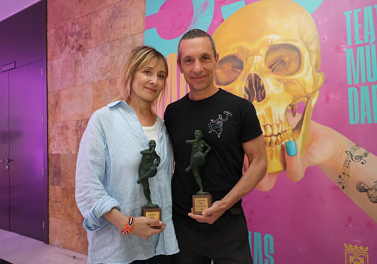 Nathalie Poza y Pablo Derqui, este domingo, con los premios del festival.