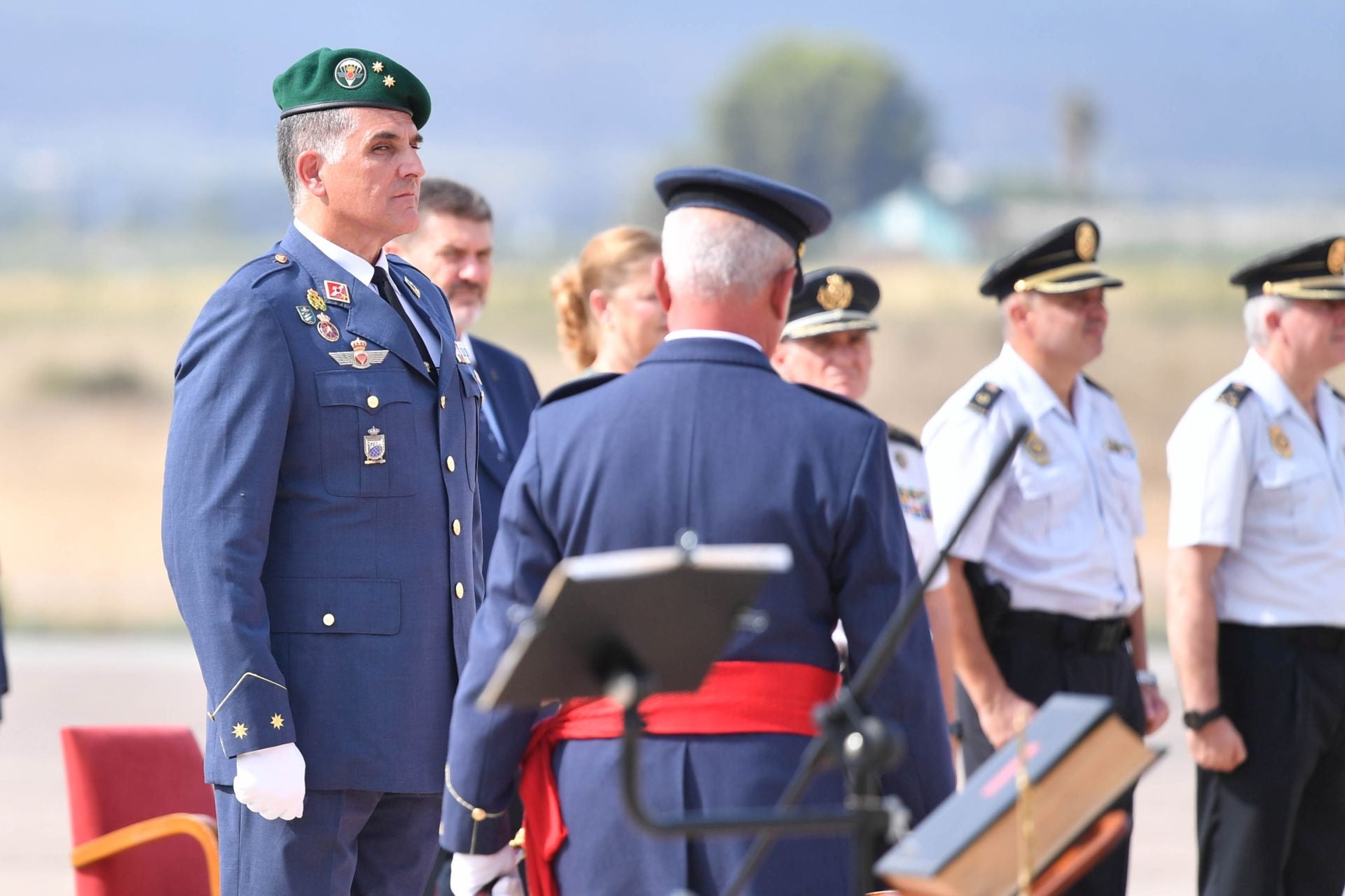 El cambio de mando en la Jefatura del Escuadrón de Zapadores Paracaidistas en la Base Aérea de Alcantarilla, en imágenes