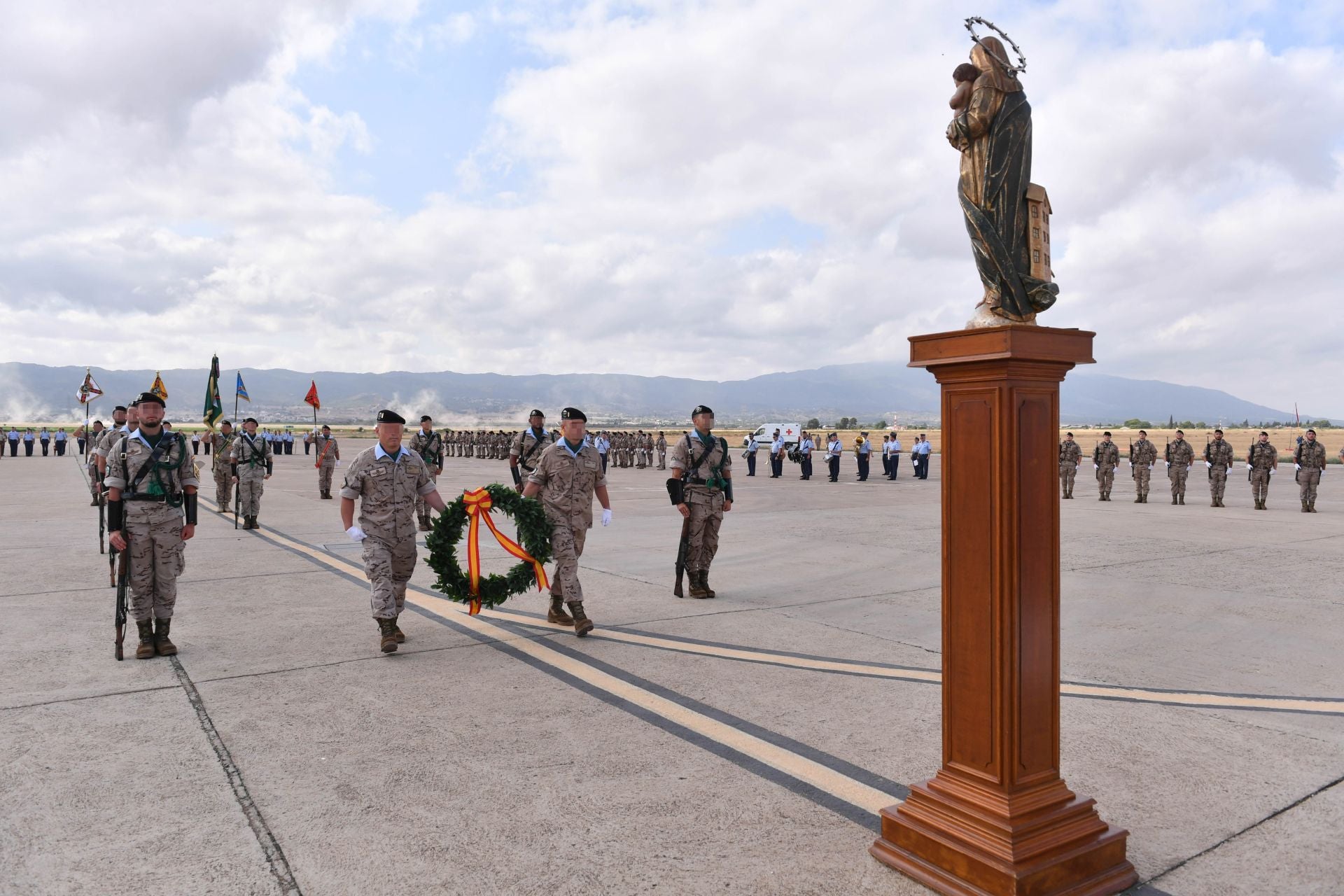 El cambio de mando en la Jefatura del Escuadrón de Zapadores Paracaidistas en la Base Aérea de Alcantarilla, en imágenes