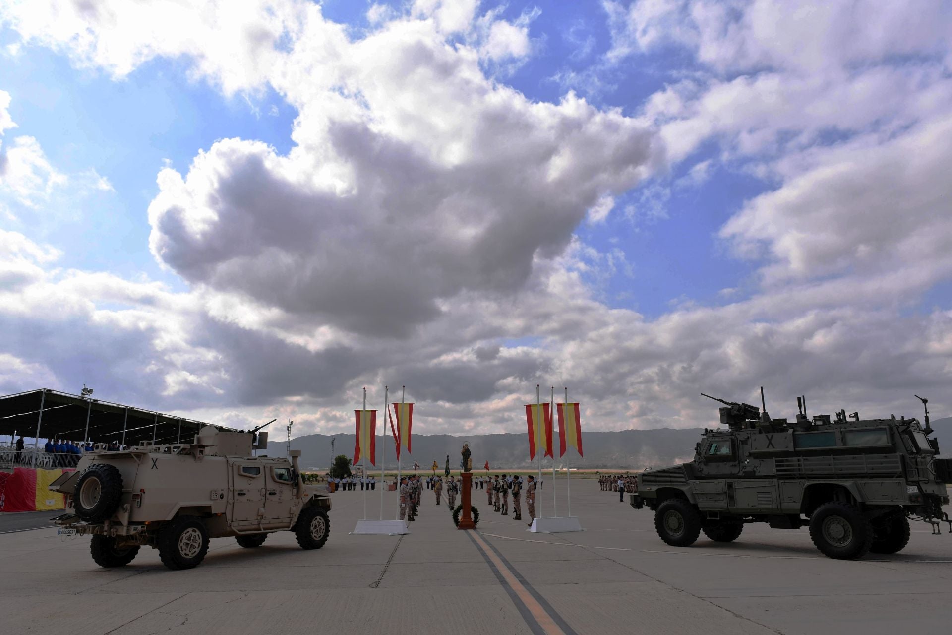 El cambio de mando en la Jefatura del Escuadrón de Zapadores Paracaidistas en la Base Aérea de Alcantarilla, en imágenes