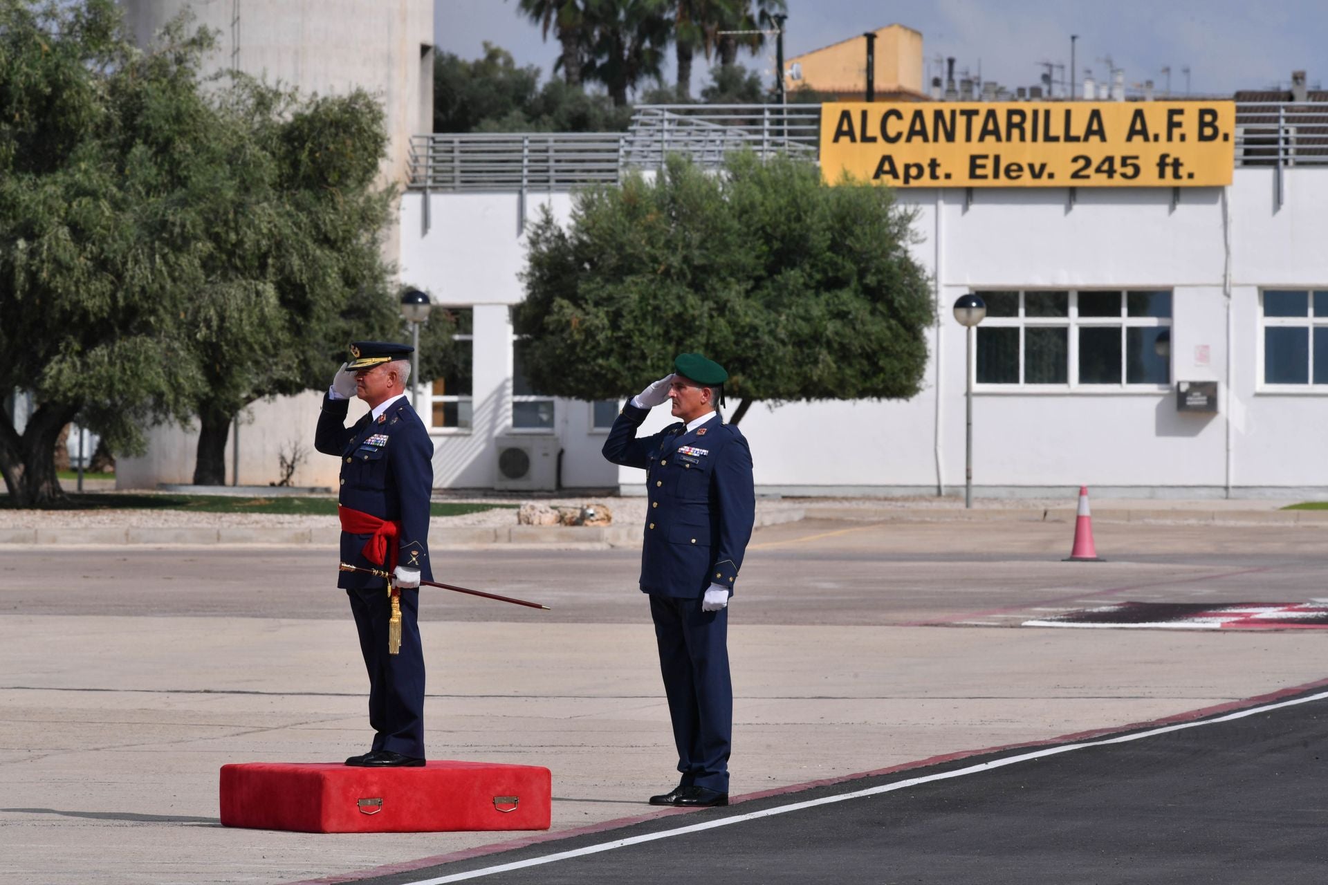 El cambio de mando en la Jefatura del Escuadrón de Zapadores Paracaidistas en la Base Aérea de Alcantarilla, en imágenes