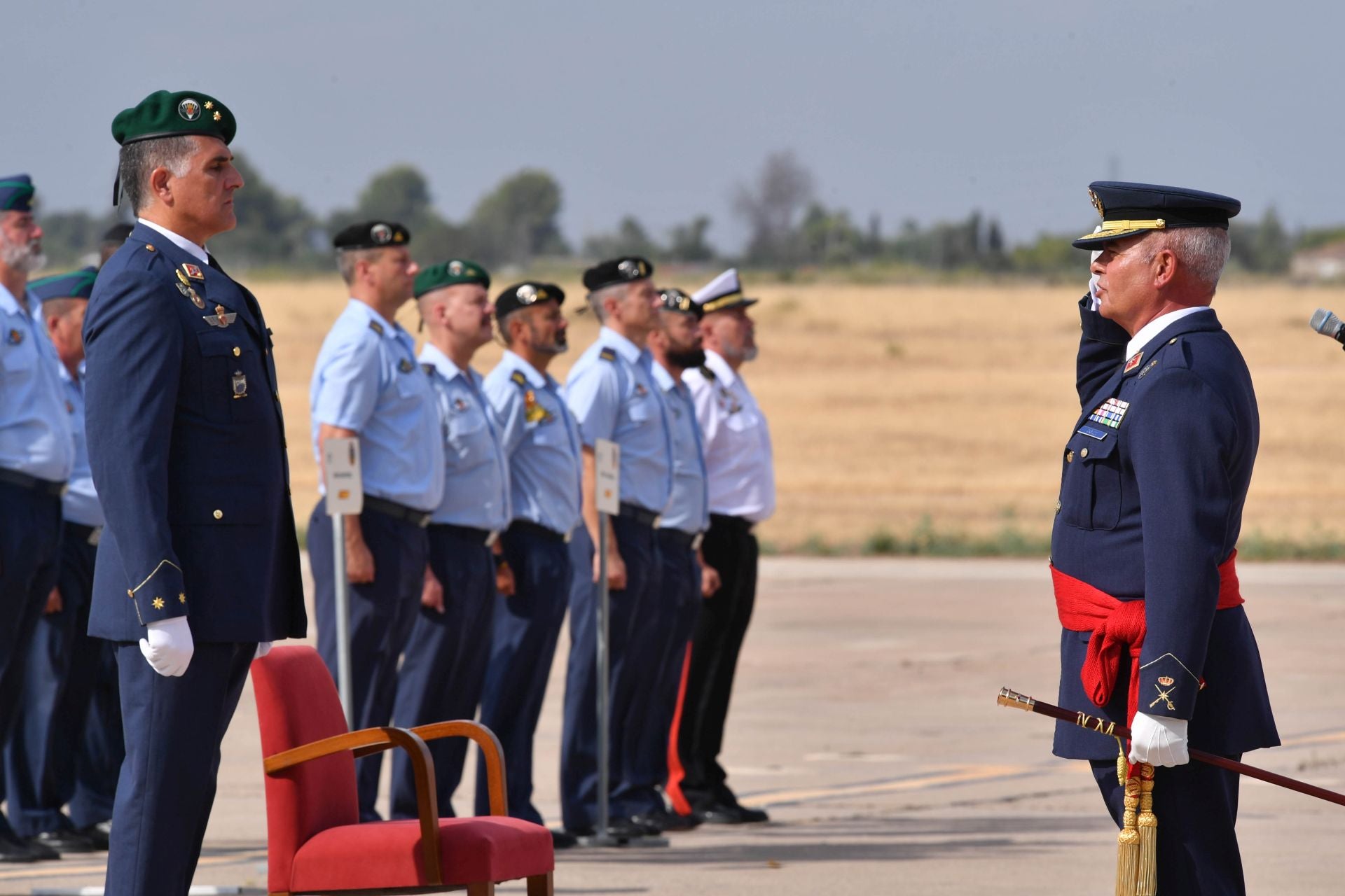 El cambio de mando en la Jefatura del Escuadrón de Zapadores Paracaidistas en la Base Aérea de Alcantarilla, en imágenes