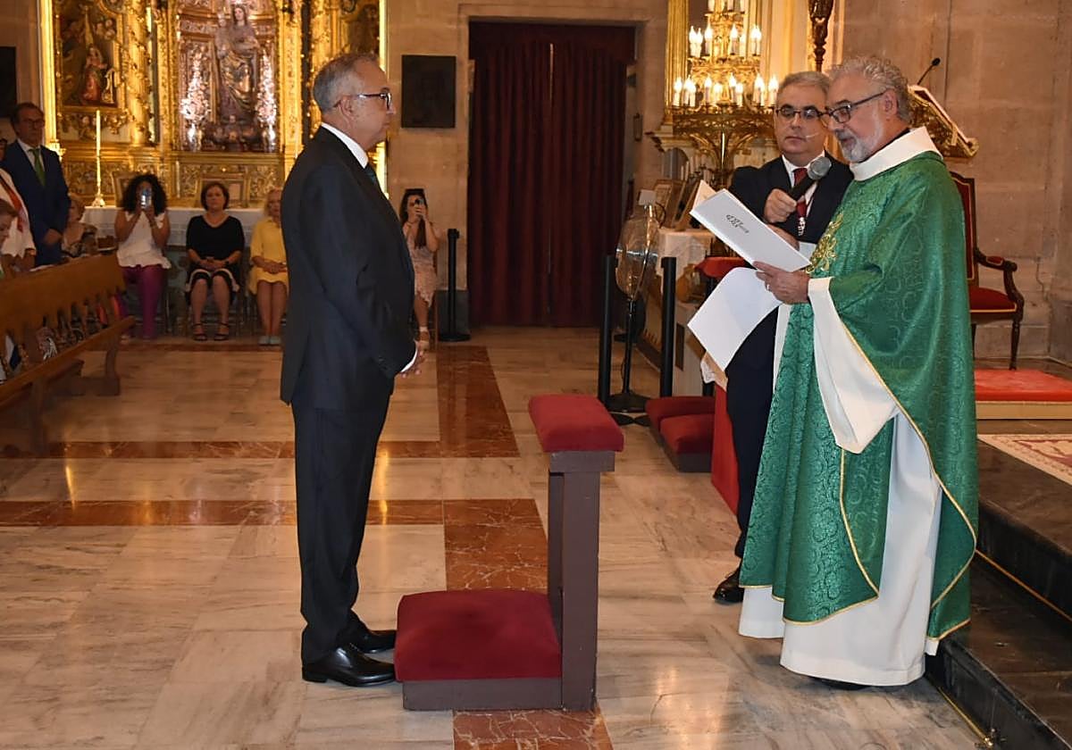 López Baquero escucha al rector de la basílica, ayer, durante el acto.