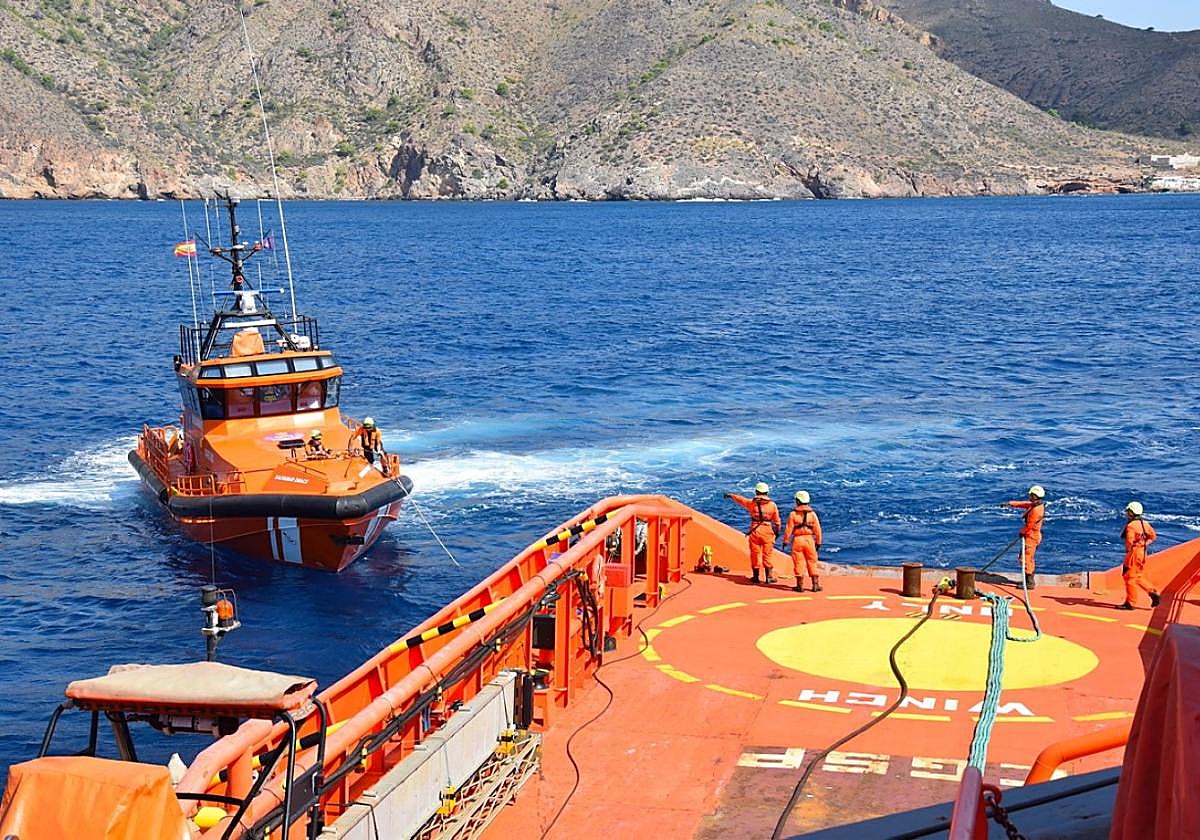 Simulacro de rescate y remolque al 'Salvamar Draco' desde el buque 'Punta Mayor' frente a la costa de El Portús.