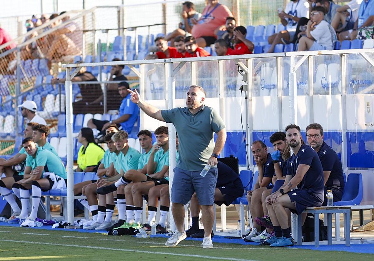 Javi Rey, con parte de sus ayudantes, en el amistoso del sábado.