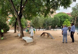 Operarios realizan labores de mantenimiento en un pipicán.
