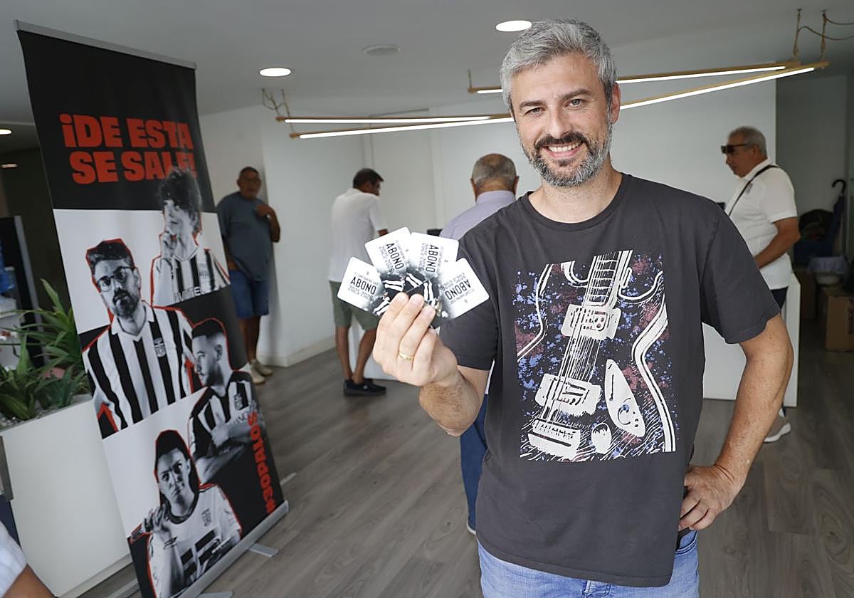 Un aficionado del Efesé muestra cuatro carnés adquiridos este lunes en las oficinas del Cartagonova.