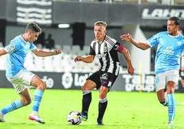 Pablo de Blasis pasa el balón rodeado de jugadores del Ibiza, en la temporada 2022/23, la última como futbolista del Efesé antes de marcharse a Argentina.