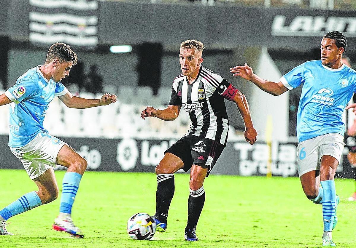 Pablo de Blasis pasa el balón rodeado de jugadores del Ibiza, en la temporada 2022/23, la última como futbolista del Efesé antes de marcharse a Argentina.