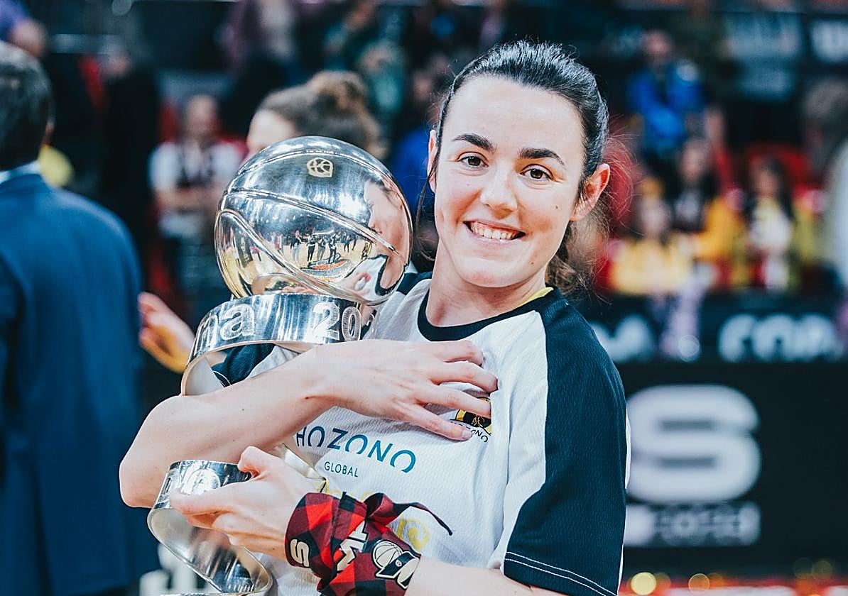 Molina, con la Copa de la Reina.