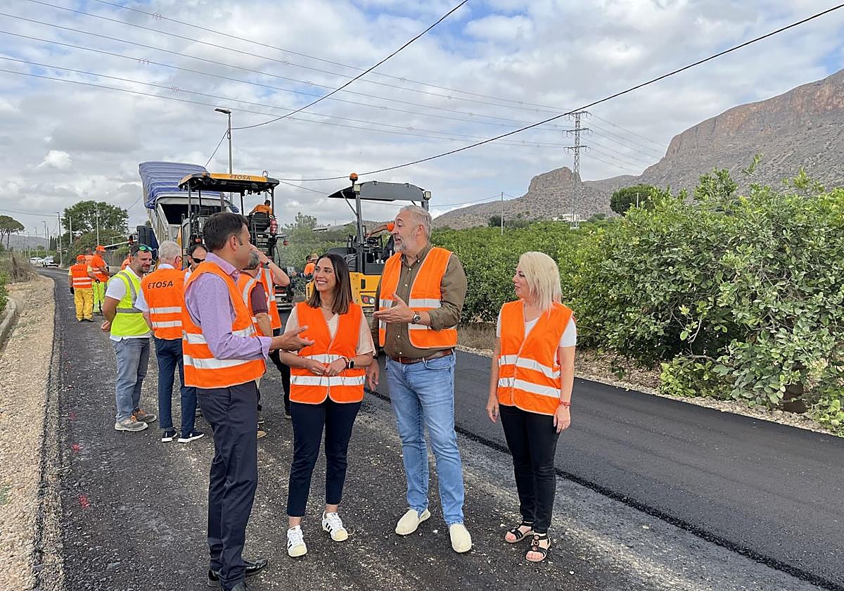 Imagen de la consejera Sara Rubira en el Camino de la Venta junto al alcalde de Santomera
