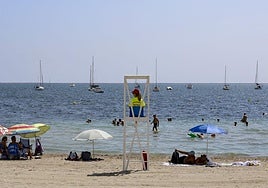 Una socorrista en una playa del Mar Menor, este verano.
