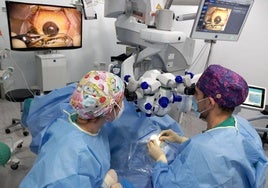 Intervención de oftalmología en uno de los quirófanos del hospital Santa Lucía de Cartagena.