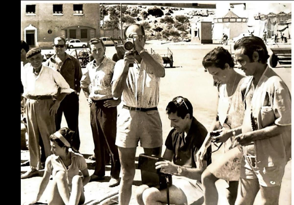 Pura Ramos (segunda por la derecha) junto a su esposo Jesús de la Serna (sentado), Salvador Jiménez (de pie a su izquierda) y Miguel Pérez Calderón (tras la cámara) preparando un reportaje sobre Águilas, hacia 1970.