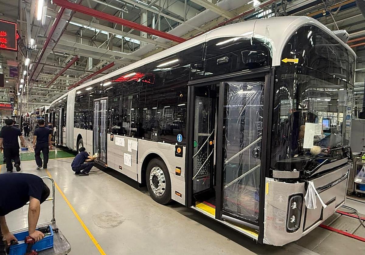 Proceso de producción de uno de los siete 'tranvibuses' articulados que el Ayuntamiento de Murcia espera recibir próximamente.