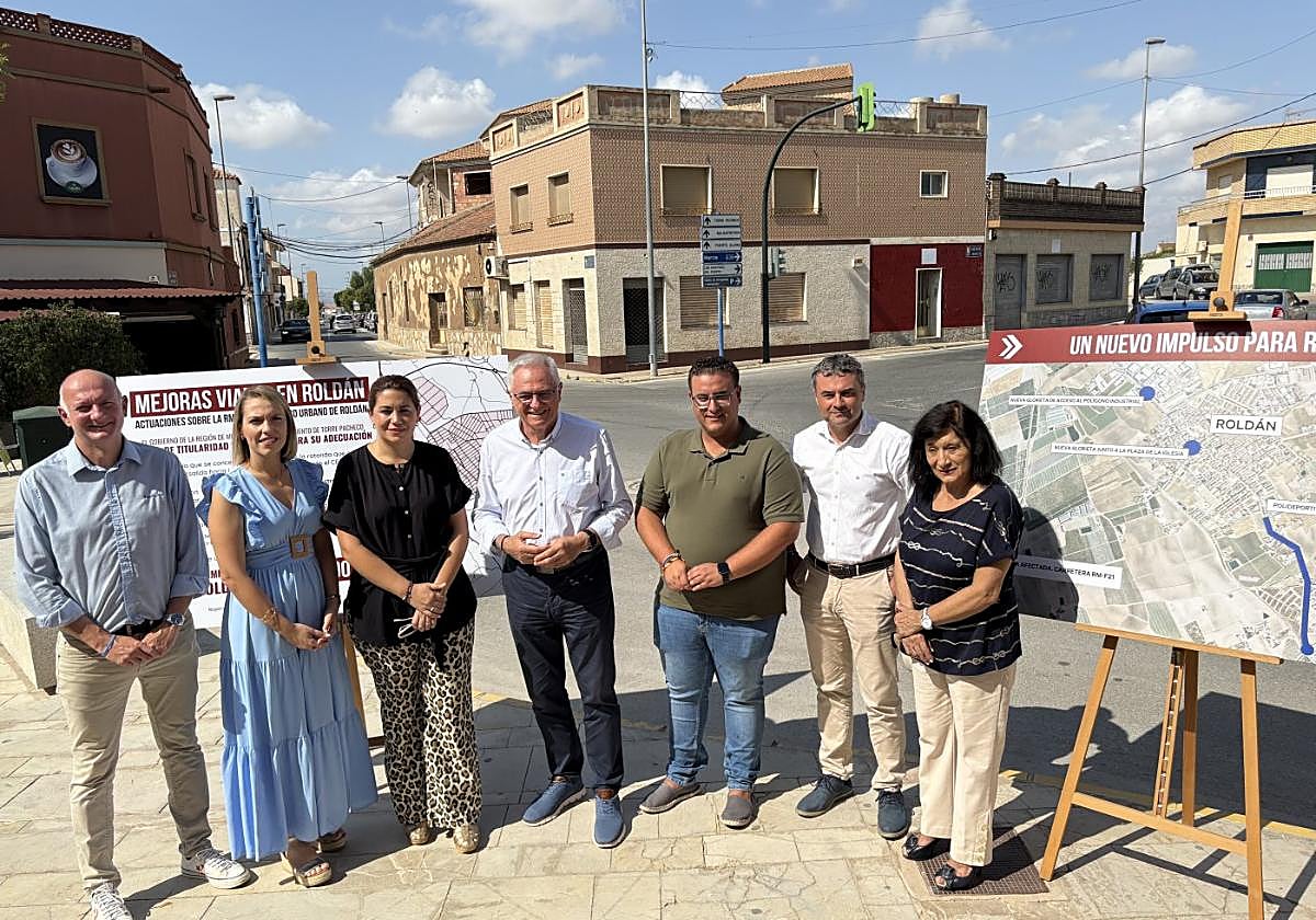El alcalde, Pedro Ángel Roca, junto a miembros del equipo de gobierno y el alcalde pedáneo de Roldán, en la presentación del proyecto.