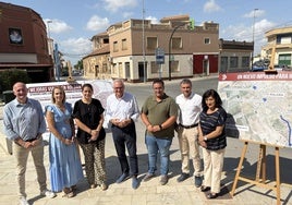 El alcalde, Pedro Ángel Roca, junto a miembros del equipo de gobierno y el alcalde pedáneo de Roldán, en la presentación del proyecto.